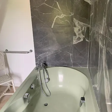 La Maison Carree - De Charme - Clim & Piscine Chauffee Homestay *