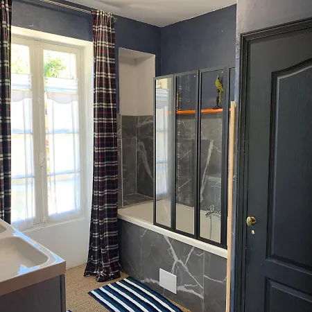 La Maison Carree - De Charme - Clim & Piscine Chauffee Homestay *