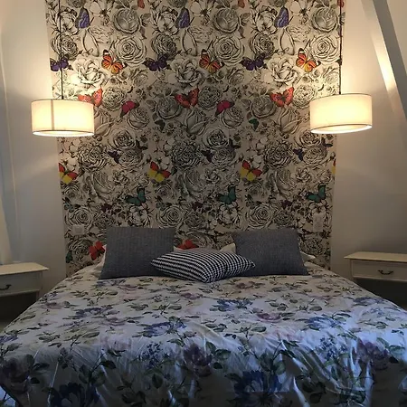 La Maison Carree - De Charme - Clim & Piscine Chauffee Homestay