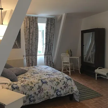 Homestay La Maison Carree - De Charme - Clim & Piscine Chauffee Les Eyzies