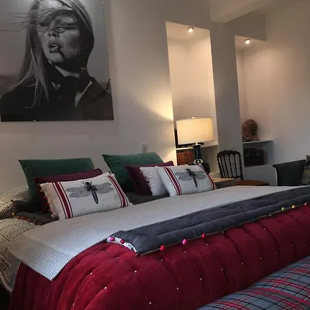 La Maison Carree - De Charme - Clim & Piscine Chauffee Homestay *