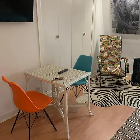La Maison Carree - De Charme - Clim & Piscine Chauffee Homestay
