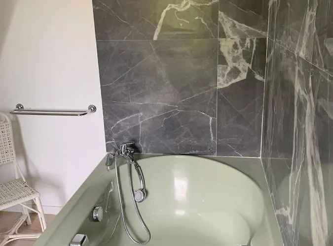 La Maison Carree - De Charme - Clim & Piscine Chauffee منزل للإقامة *